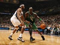 保罗赛点兑现，俄克拉荷马城雷霆淘汰巴塞罗那晋级四强，主帅激动落泪