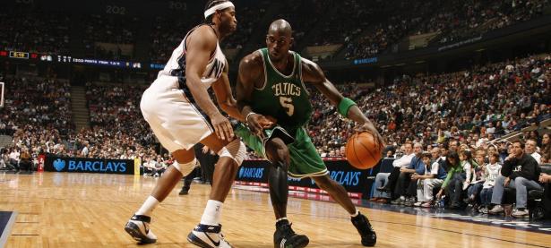 保罗赛点兑现，俄克拉荷马城雷霆淘汰巴塞罗那晋级四强，主帅激动落泪