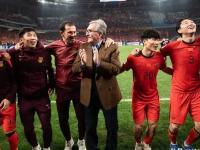 国内足球联赛临近揭幕，球迷热情高涨