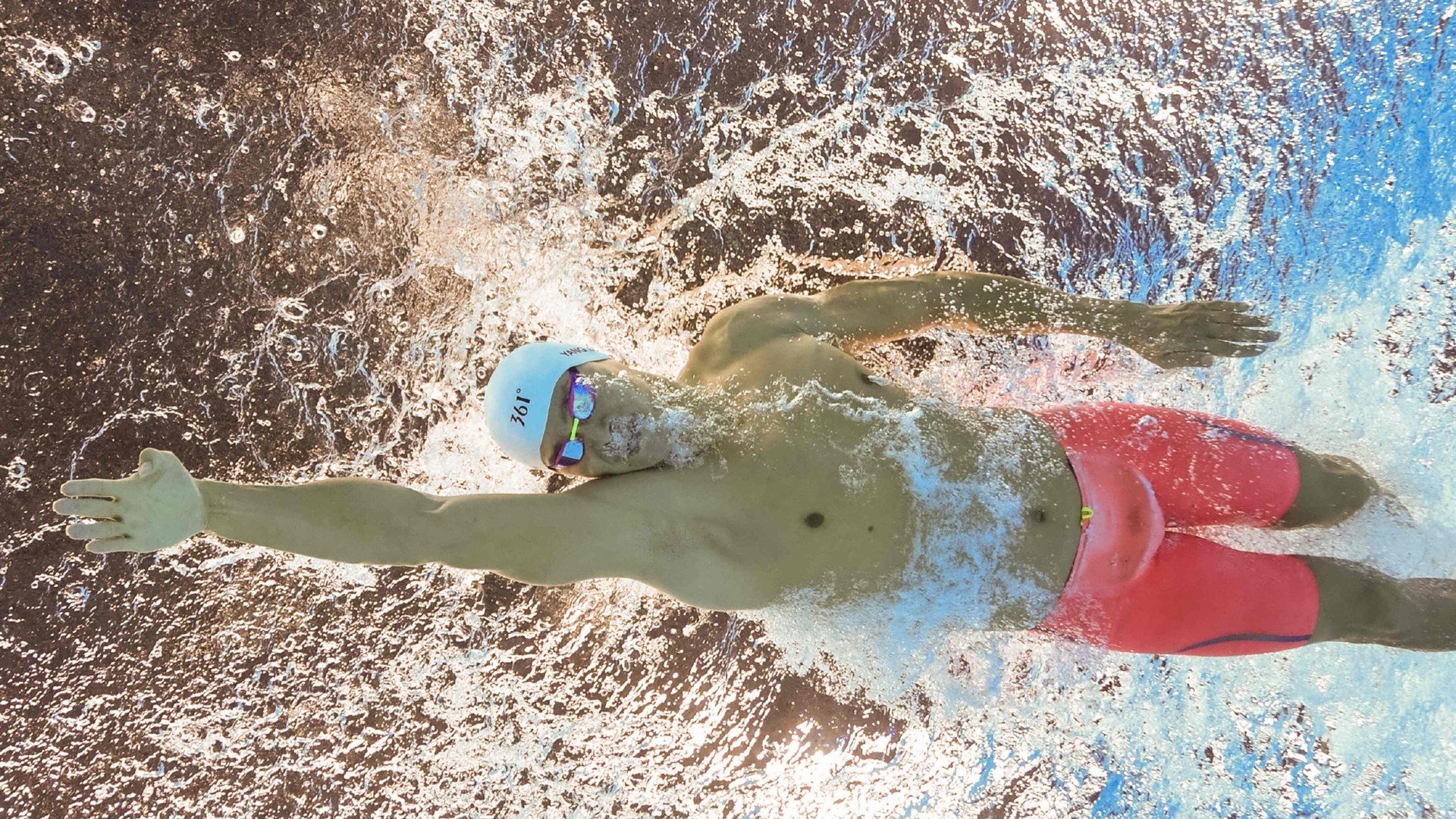 谷爱凌赛后谦逊发言登热搜，广州队鏖战费内巴切引发热议